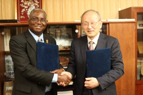 UNZA Vice Chancellor Professor Luke Mumba exchanging the partnership agreement with the Gifu University Dean of the Faculty of Engineering Prof Toshiaki Murai